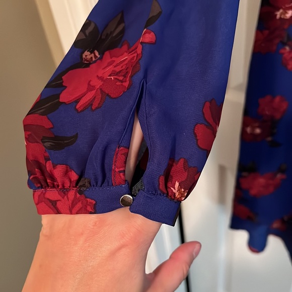 Long sleeve mid length dress with ruffle and tie in the front - Picture 2 of 4